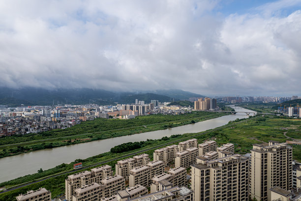 阴云密布的城市房地产建设工地概览图片下载