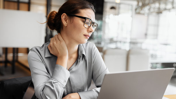 办公室里颈部疼痛的女商人图片下载