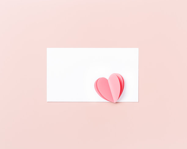 粉色可爱心形剪纸和干净的白纸，适合写爱情便条，背景为粉色。极简风格平铺，柔和色彩，情人节卡片或婚礼邀请函的样板。浪漫概念。图片下载