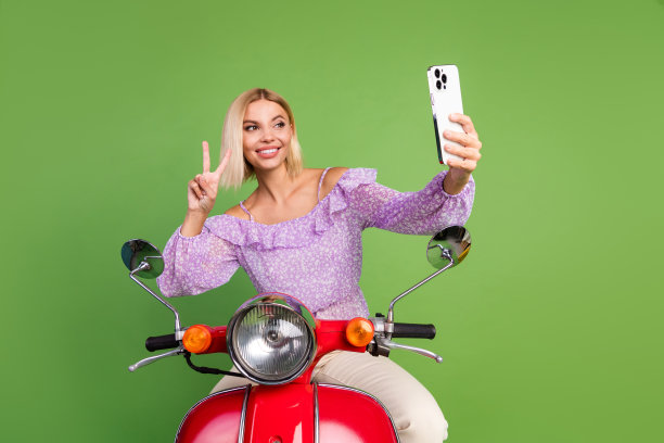 穿着潮流紫色服装骑着轻便摩托车比V手势的可爱女孩照片图片下载