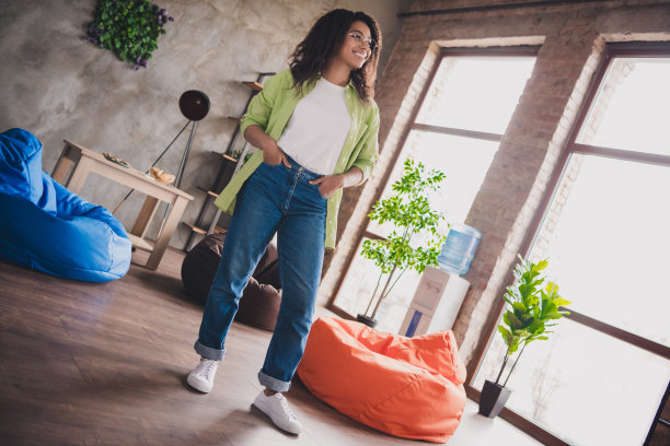 竖版照片：年轻公司职员在阁楼商务中心办公室里头脑风暴图片下载