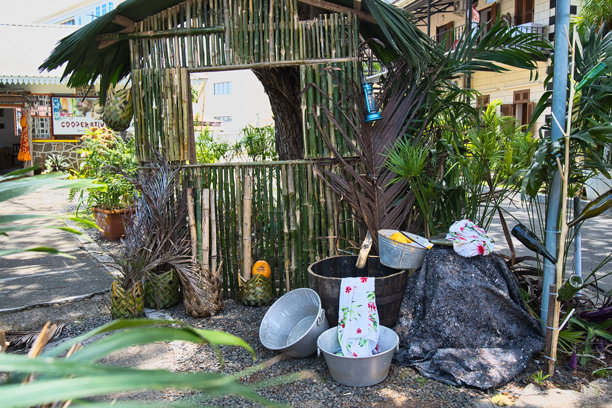 2024年维多利亚镇旅游节周，展示了河边洗衣的方式，水通过竹子收集到桶中。图片下载