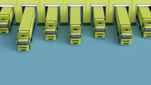 仓库内绿色半挂车的鸟瞰图。货运运输与存储概念。图片下载