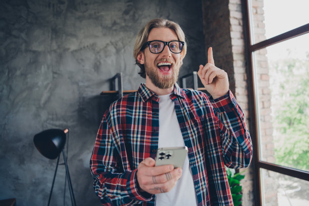 年轻男子在loft办公室里创业的照片图片下载