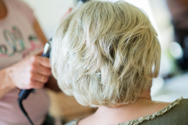 美发师在沙龙为顾客造型的裁剪图像图片下载