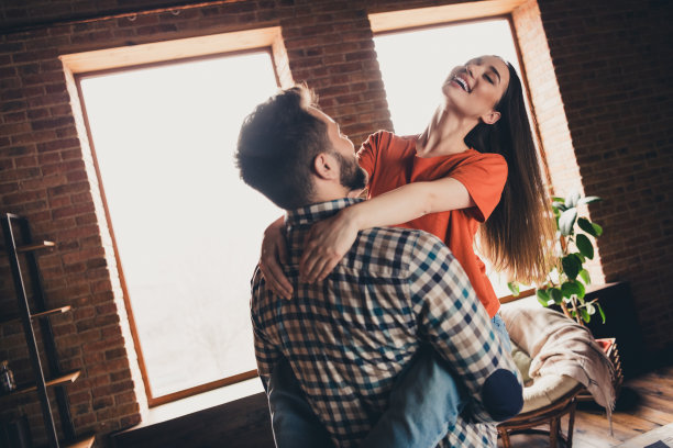 幸福的年轻夫妇搬进新家照片图片下载