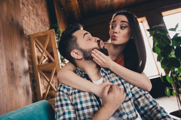 快乐家庭的照片，愉快、开心、有趣的人们在新公寓的舒适客厅里享受美好时光。图片下载