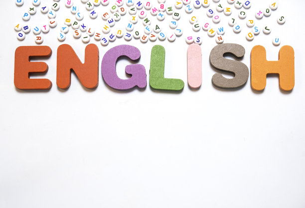 散落在白色背景上的英文字母（留白设计，语言学习概念）图片下载