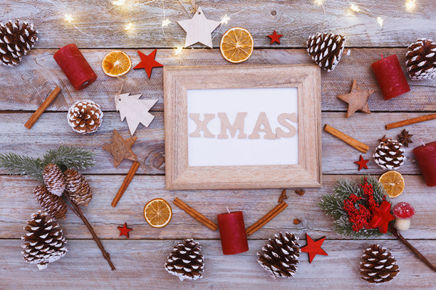 高角度视图的桌子上摆放着圣诞装饰的相框图片下载