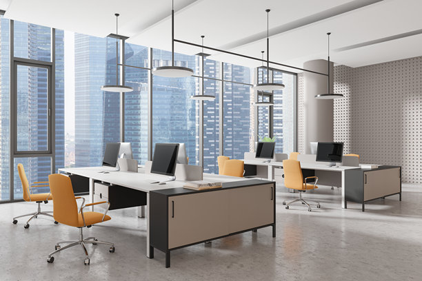 米色办公室内部，排成一行的电脑显示器，配有全景窗户图片下载