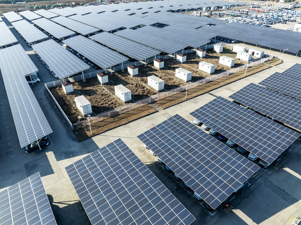 安装在工厂屋顶和停车场的太阳能电池板航拍图图片下载