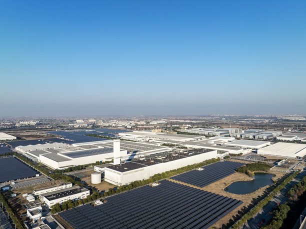 安装在工厂屋顶和停车场的太阳能电池板航拍图图片下载