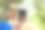 戴着运动太阳镜的女性在公园休息时查看手机信息的特写镜头图片下载