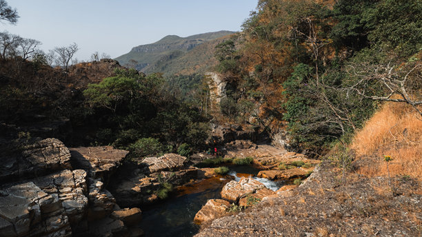 巴西戈亚斯州查帕达多斯维阿德罗斯的雷恩哈杜普拉塔瀑布无人机照片，普拉塔王国综合体，卡瓦尔坎特图片下载