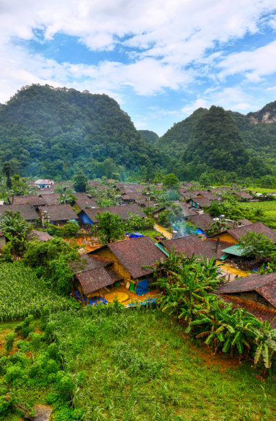 越南高平的古老石头村庄的鸟瞰图。侬安民族的龙日古瓦村。图片下载