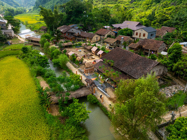 越南高平省中康的古老岩石村庄的鸟瞰图。泰族的库依基老村。图片下载