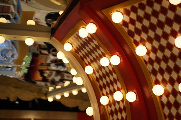 购物中心天花板上的狂欢节彩灯。抽象的背景。图片下载