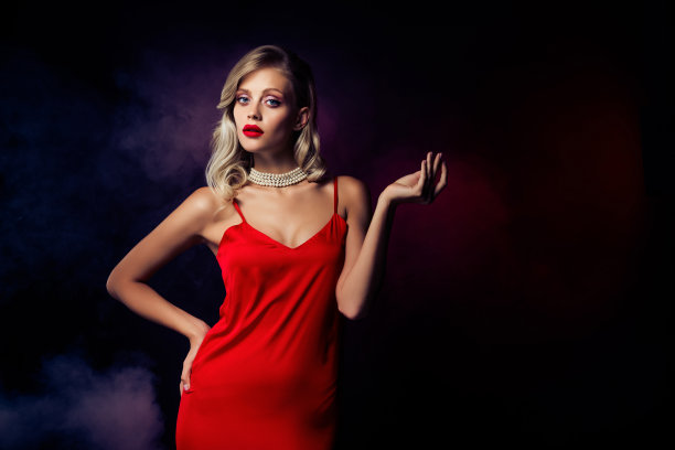 身穿红裙、手持产品的热情女性照片图片下载