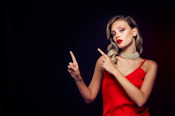 迷人模特展示深色背景上的空白标语牌照片图片下载