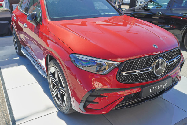 闪亮的红色梅赛德斯-奔驰GLC轿跑停在汽车经销商处图片下载
