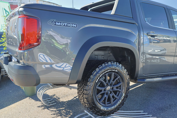 全新大众阿玛罗克4Motion停在经销商处图片下载