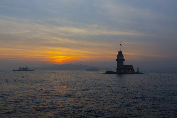 伊斯坦布尔的少女塔与美丽的日落和景色图片下载