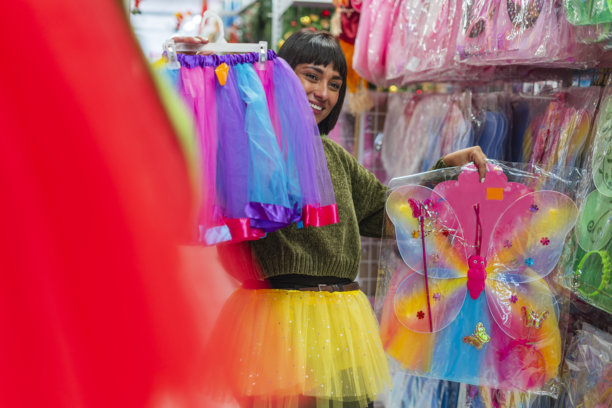 女人在商场购买万圣节用品，以便在万圣节派对上使用图片下载