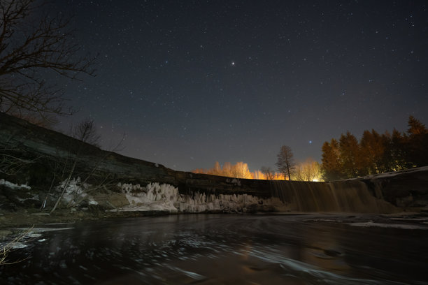 冬季的雅加拉瀑布与星空的风景天文摄影图片下载