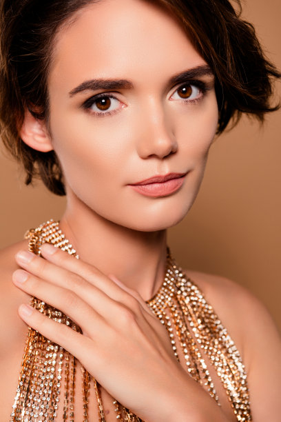 佩戴金色饰品的精致女人竖版照片图片下载