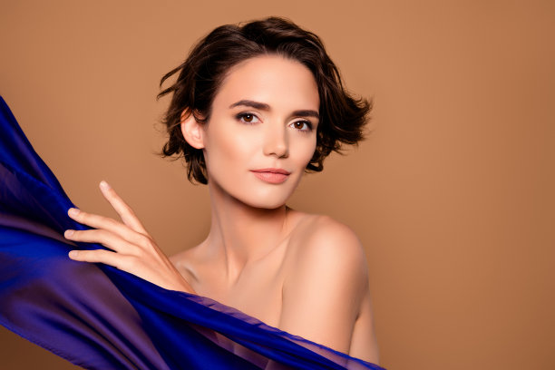 触摸薄纱的优雅女性照片，留白米色蓝色纺织背景图片下载