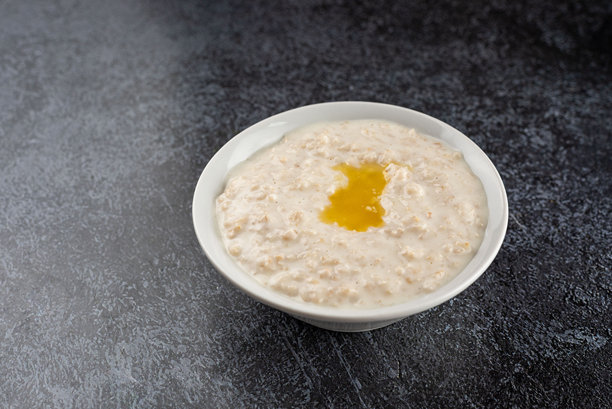 一碗上面撒有少量油的燕麦粥图片下载