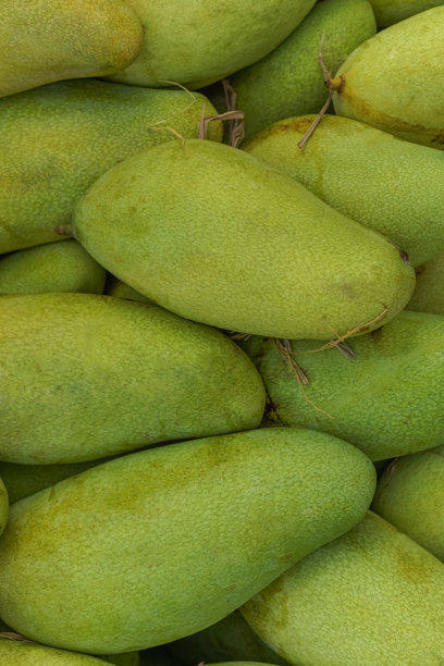 路边水果摊贩出售的一堆甜美芒果图片下载