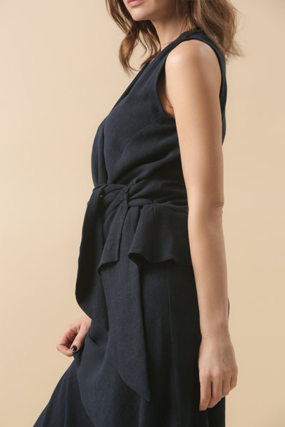 一系列年轻女性模特穿着深蓝色亚麻套装的工作室照片，搭配包裹式上衣和中长裙。休闲而时尚的服装，春夏时尚潮流。图片下载