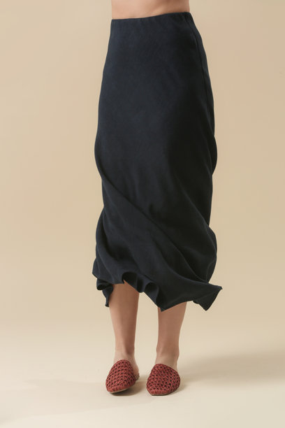 一系列年轻女性模特穿着亚麻A字型中长裙的工作室照片。休闲而时尚的搭配，基本时尚单品，春夏时尚潮流。图片下载