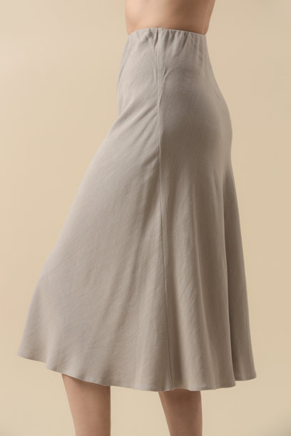 一系列年轻女性模特穿着亚麻A字型中长裙的工作室照片。休闲而时尚的搭配，基本时尚单品，春夏时尚潮流。图片下载