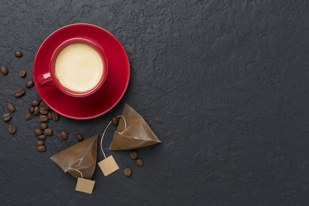 红色咖啡杯放在混凝土背景上，俯视图图片下载