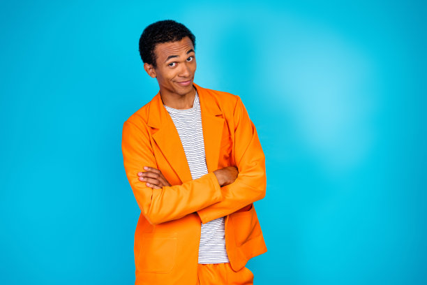 时尚型男交叉双臂的现代酷感照片图片下载