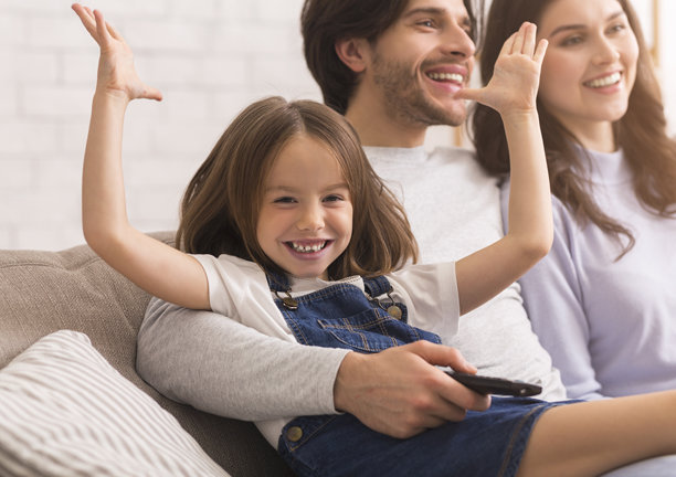 快乐的小女孩在父母身边举起双手微笑图片下载