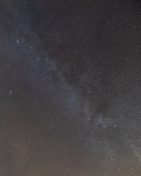 加拿大育空地区的银河、星星和天空的仰拍照片。拍摄于秋季。图片下载