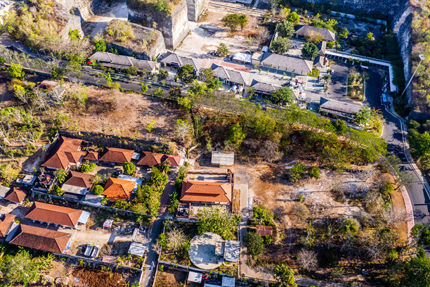 印度尼西亚巴厘岛城市天际线的航拍照片，包括岛屿、海洋和海岸线。图片下载