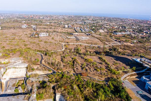 印度尼西亚巴厘岛城市天际线的航拍照片，包括岛屿、海洋和海岸线。图片下载