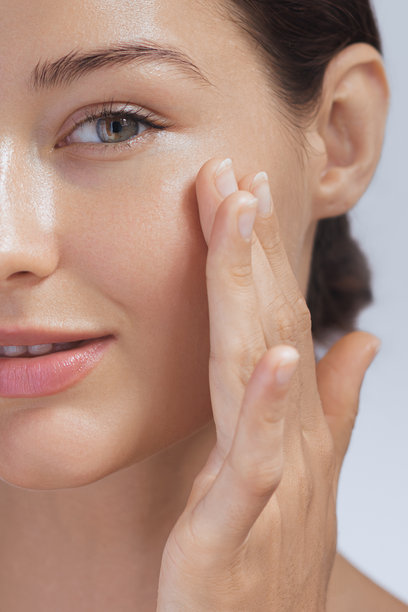 护肤概念的化妆品特写照片，展现水润肌肤的完美女性面庞图片下载