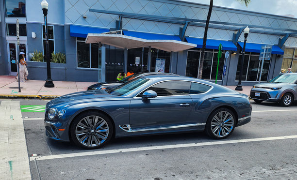 2020年宾利大陆GT在迈阿密海滩。宾利大陆GT蓝色。图片下载