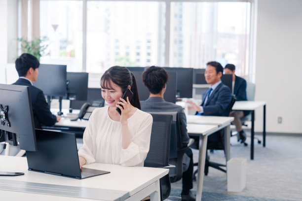 商务人士在办公室里打电话。图片下载