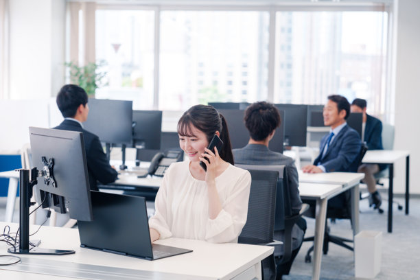 商务人士在办公室里打电话。图片下载