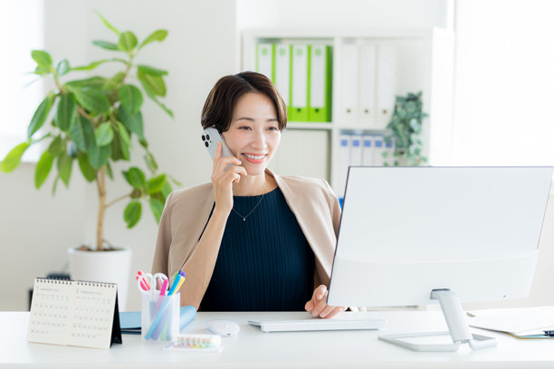 办公室里的商务女性与智能手机图片下载