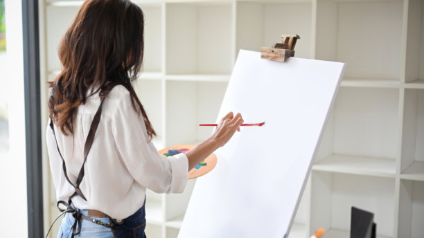 艺术家，女性艺术家在大型画架上绘画，创意爱好，灵感创作图片下载