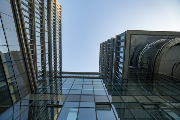 这座摩天大楼位于中国杭州的世界金融中心。图片下载