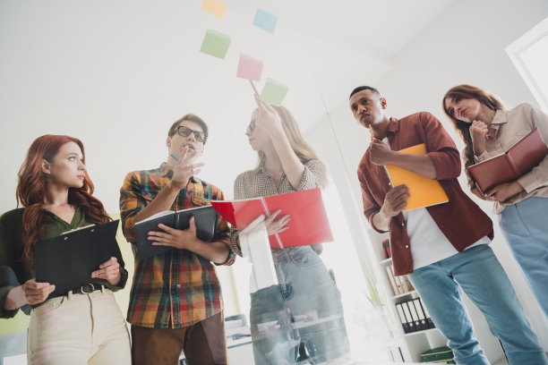 企业同事专注于讨论在发布天才商业计划前使用贴纸的室内办公室照片图片下载