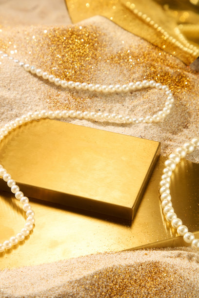 奢华主题的创意照片，高角度拍摄，沙土覆盖的平坦表面和金粉。中央空置的金色展示平台用于放置产品，周围散落着珍珠首饰。图片下载